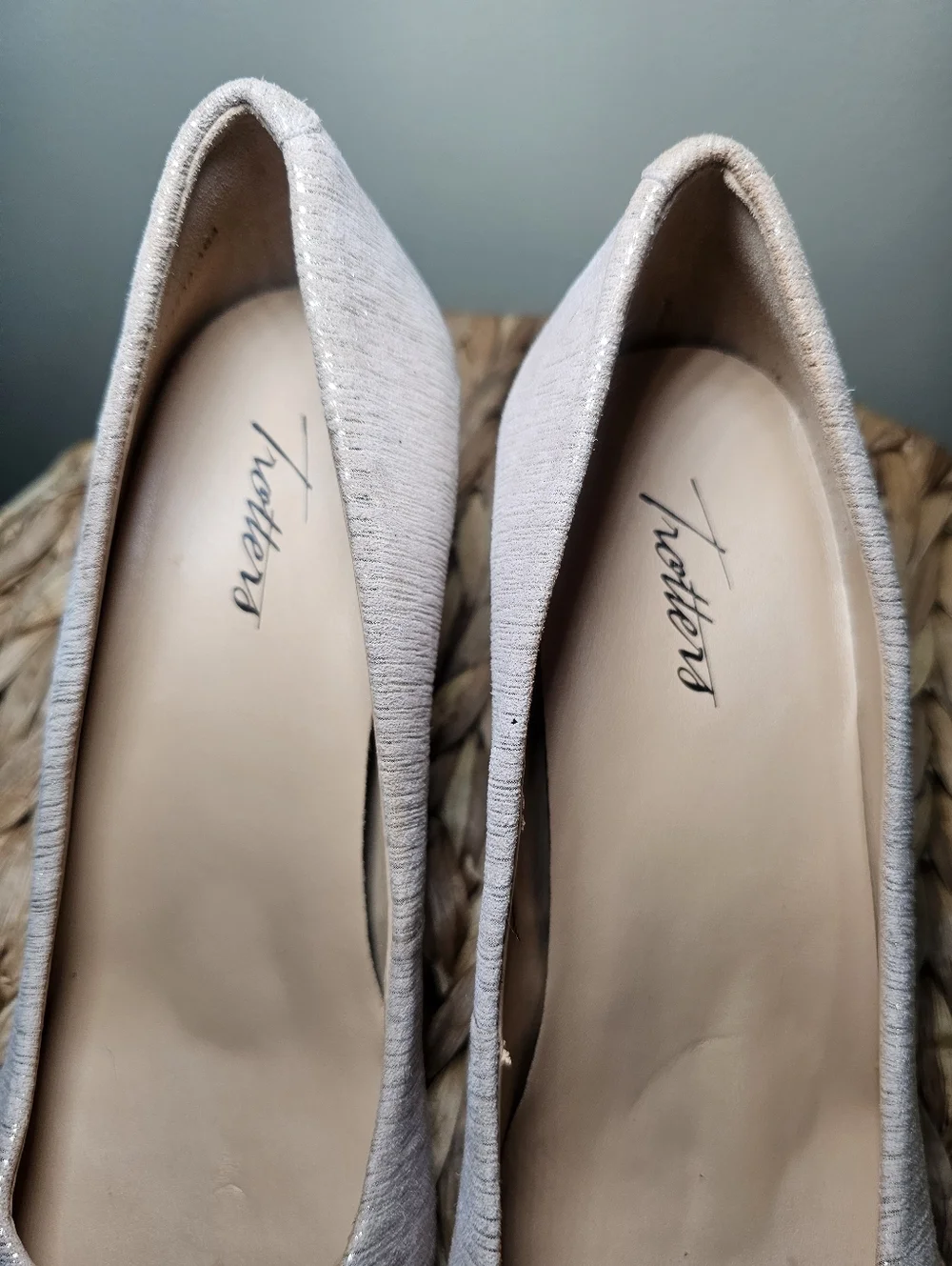 TROTTERS Noelle Metallic Leather Pumps Pointed Toe Kitten Heel Champagne Nude 8M